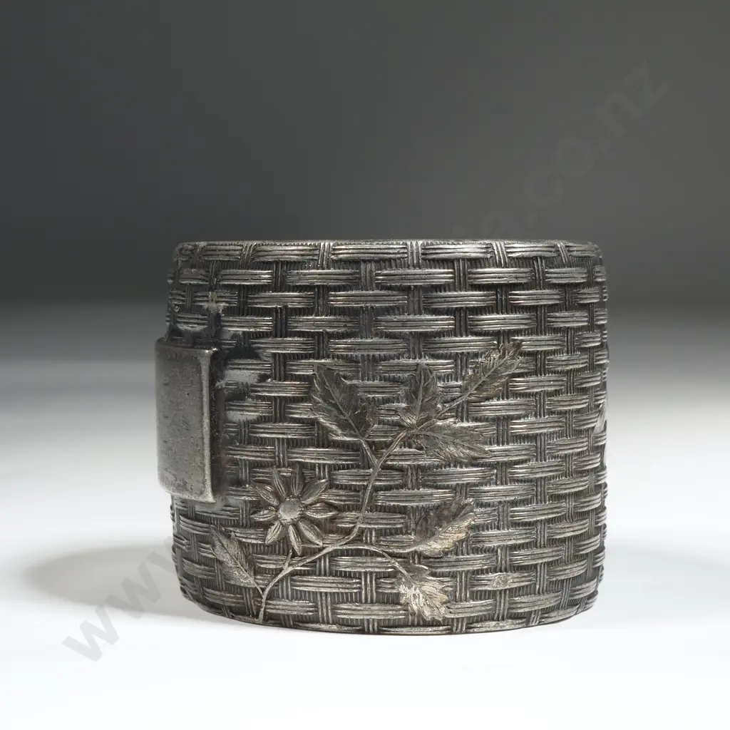Silver Metal Napkin Ring w Weave Pattern & Blank Cartouche. Image 1++