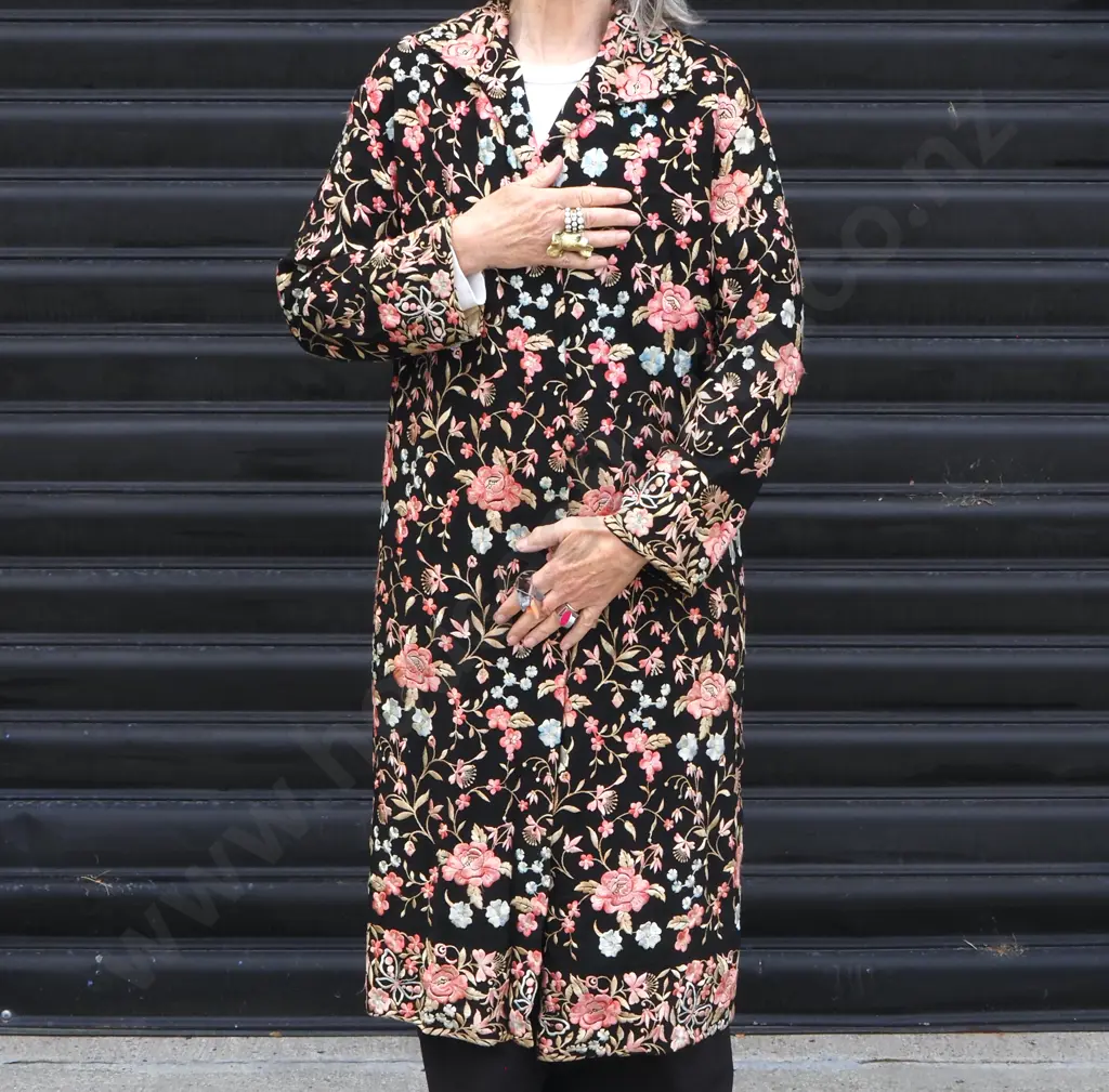 Vintage Embroidered Black House Coat w Floral Motif. S/M. Image 1++