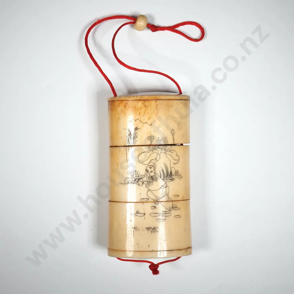 Bone Inro  Decorated with Fleeing Figures Image 1++