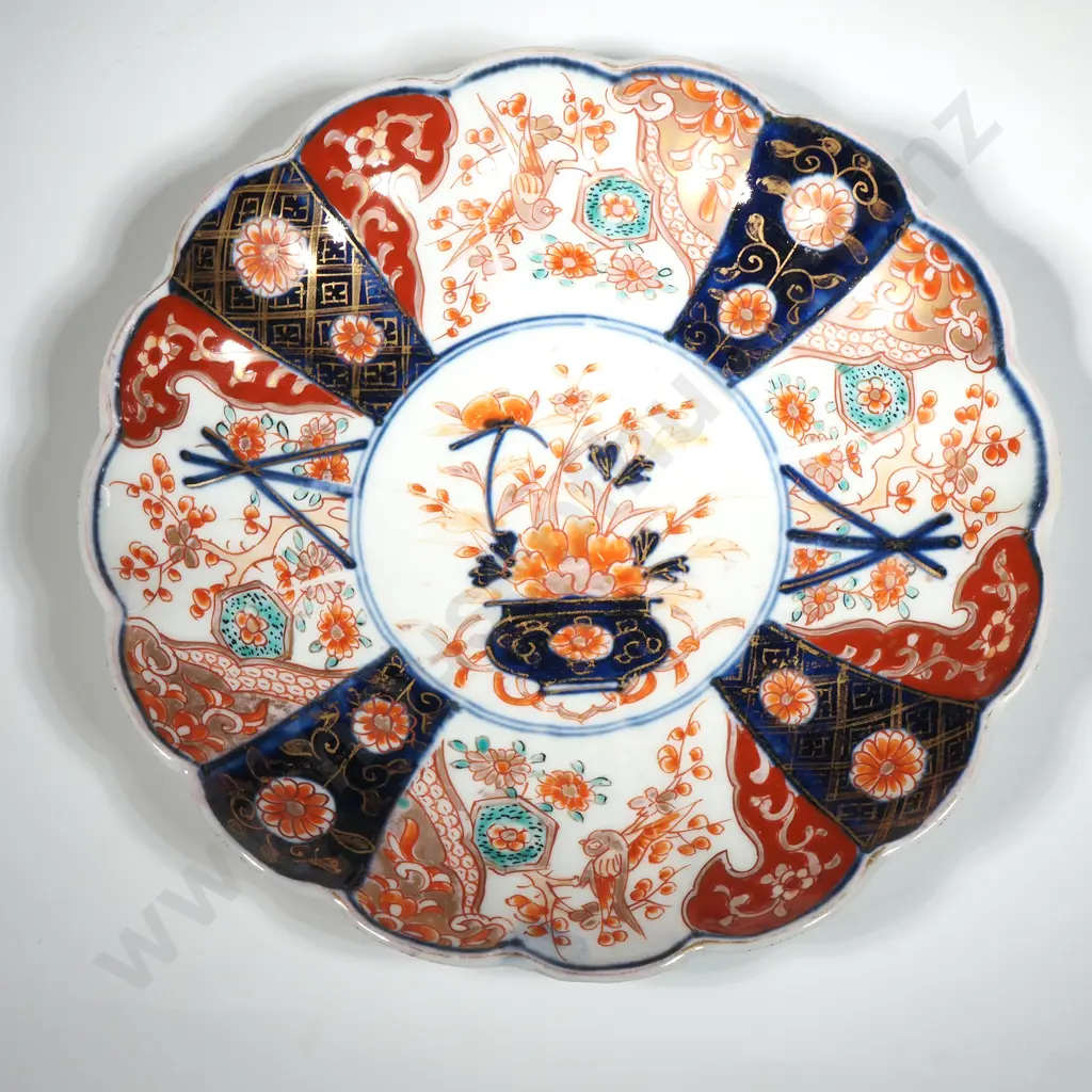 Imari Ware Plate With Scalloped Edge With Central Floral Motif Image 1++