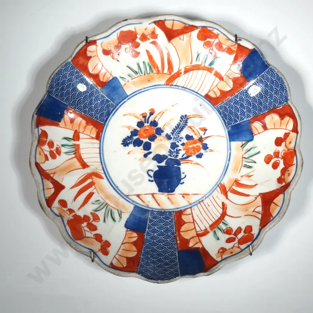 Antique Imari Plate With Scalloped Border & Central Panel Depicting A Vase Of Flowers Image 1++