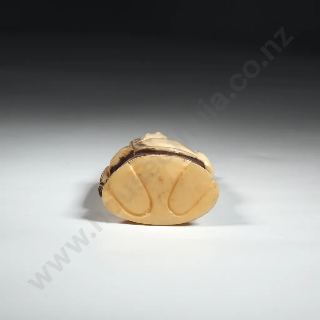 Ivory Figural Netsuke  Image 1++