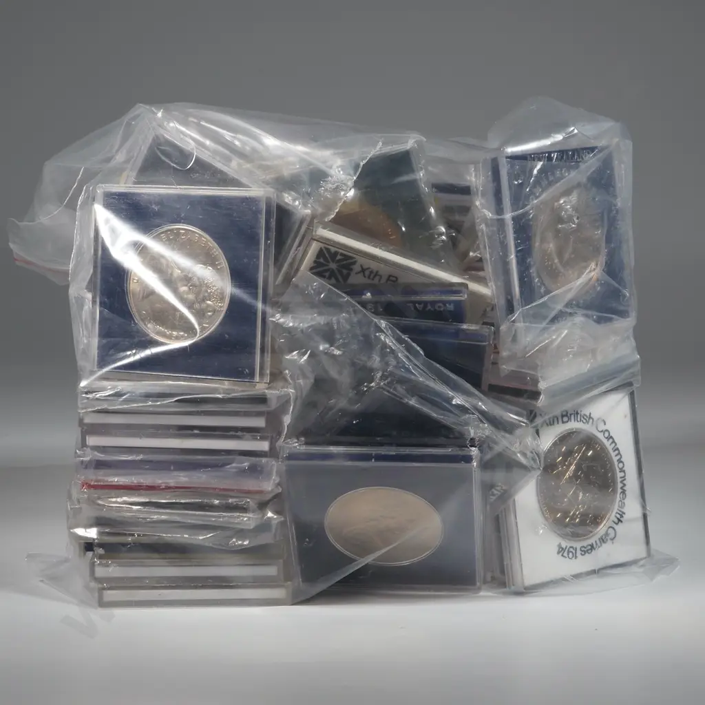 Assorted Lot of 50 New Zealand UNC One Dollar Coins  Image 1++