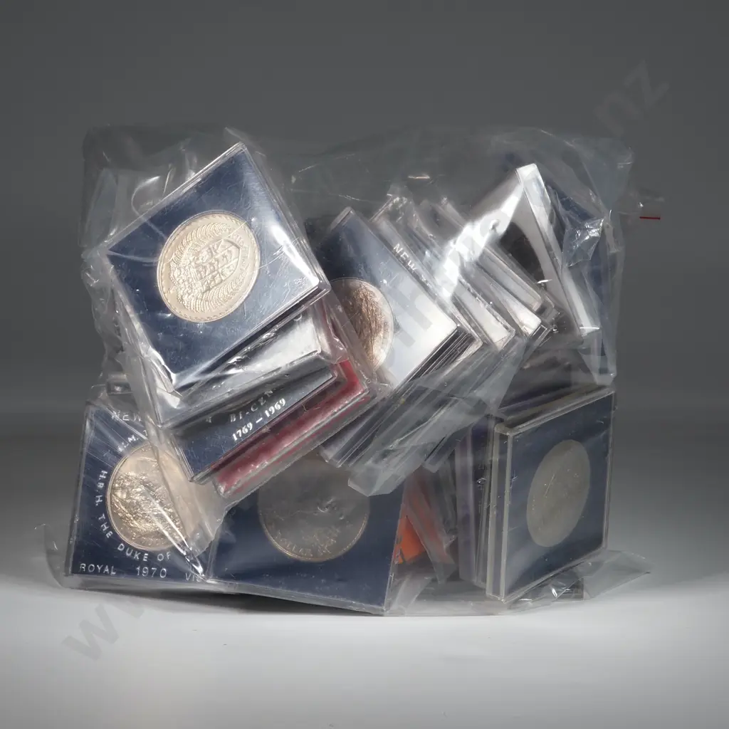 Assorted Lot of 50 New Zealand UNC One Dollar Coins  Image 1++