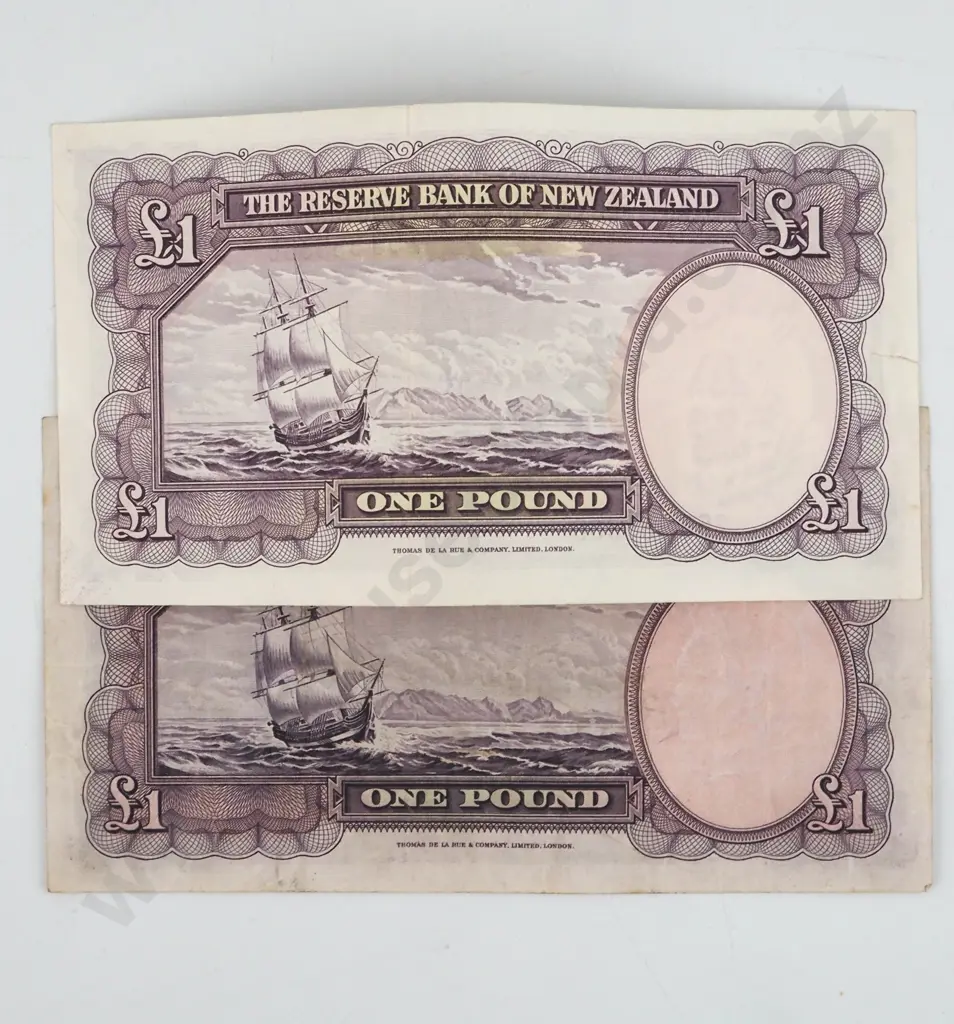 Two New Zealand One Pound Banknotes - Hanna & Fleming  Image 1++