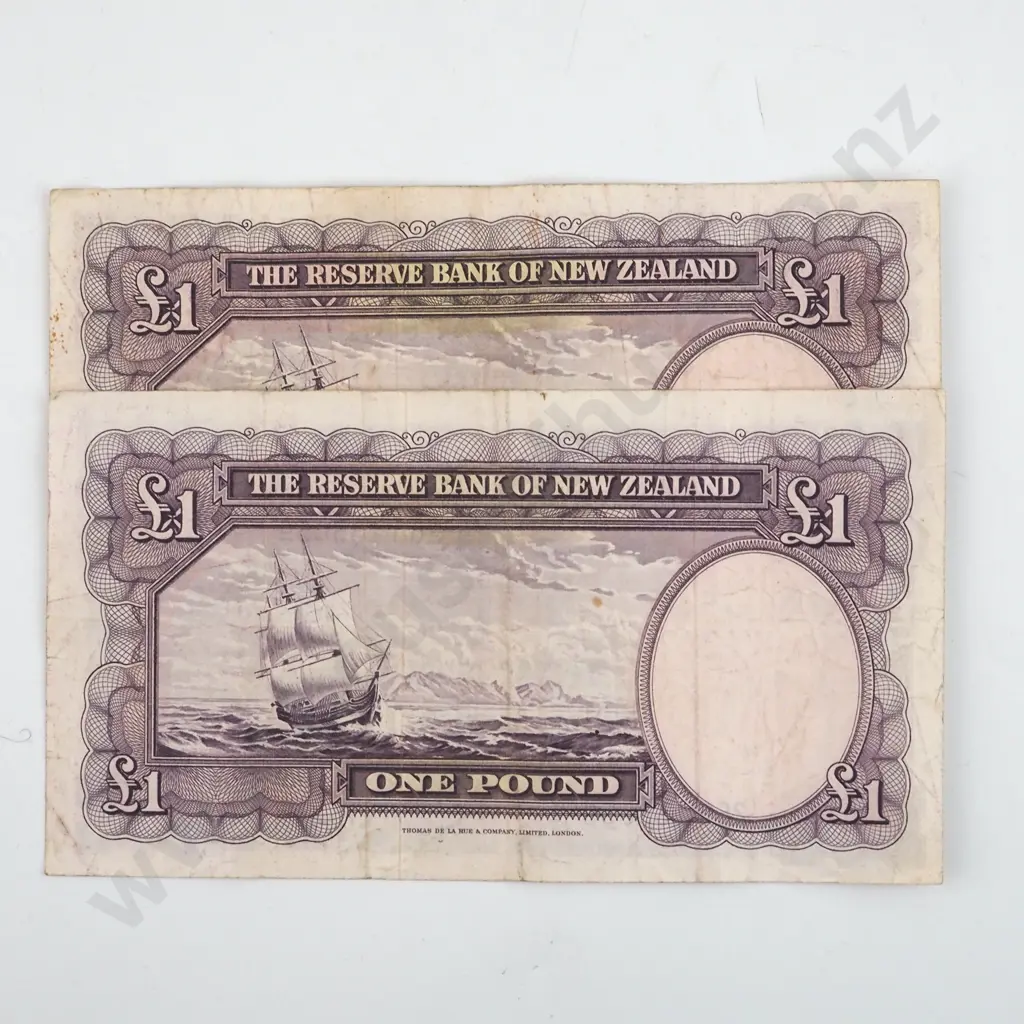 2 New Zealand One Pound Fleming Banknotes - Circulated Image 1++