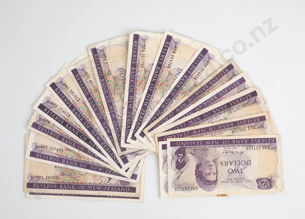 17 New Zealand Two Dollar Banknotes - Various Grades & Signatures  Image 1++
