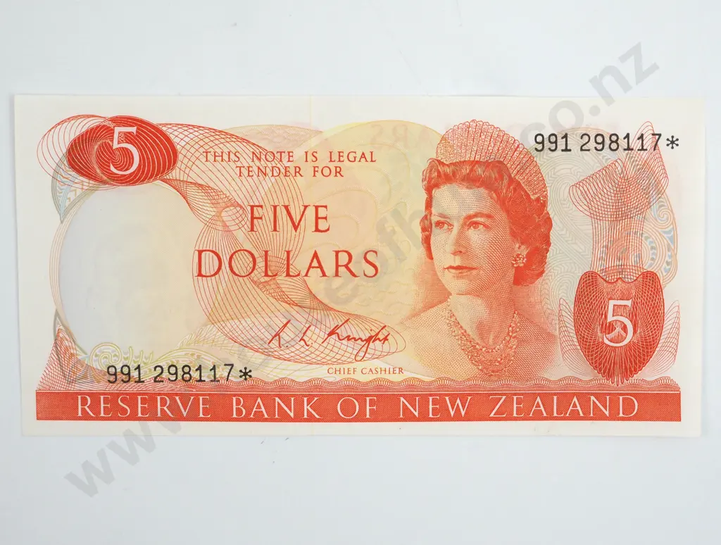 New Zealand Five Dollar Knight Star Banknote AUNC   Image 1++