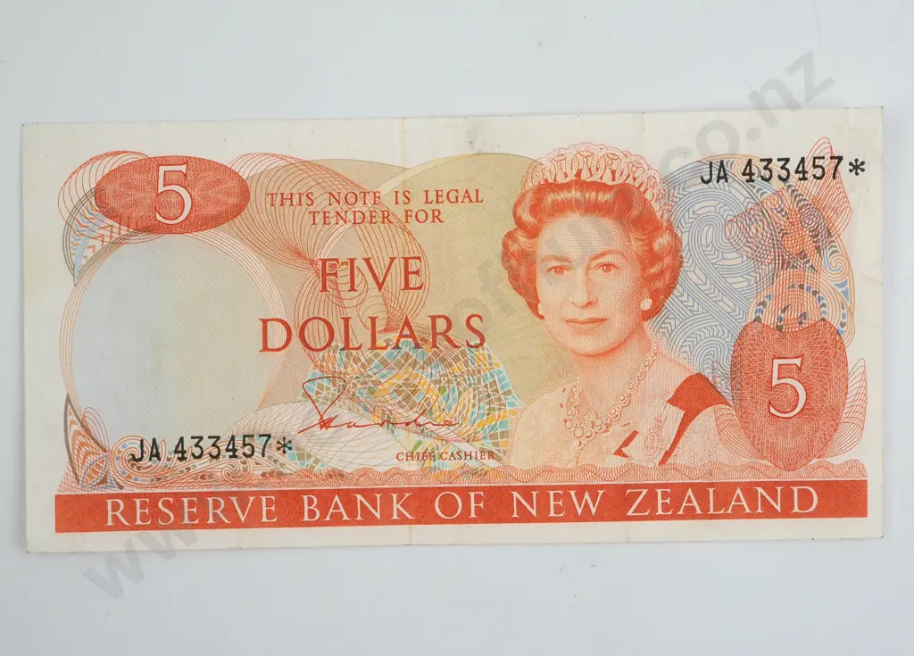 New Zealand Five Dollar Hardie Star Banknote AUNC (Thick Serial)  Image 1++