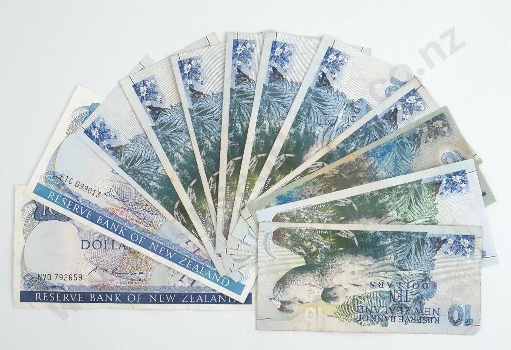 12 New Zealand Ten Dollar Banknotes  Image 1++