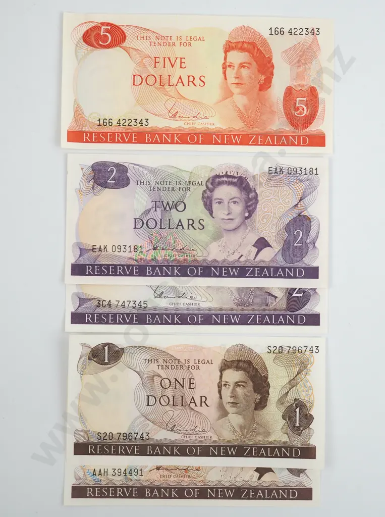 Two 1 Dollar, Two 2 Dollar & 1 Five Dollar Hardie Banknotes - AUNC  Image 1++