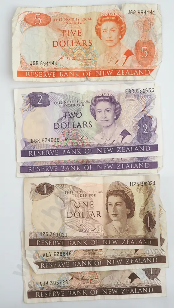 Assorted New Zealand Decimal Banknotes  Image 1++