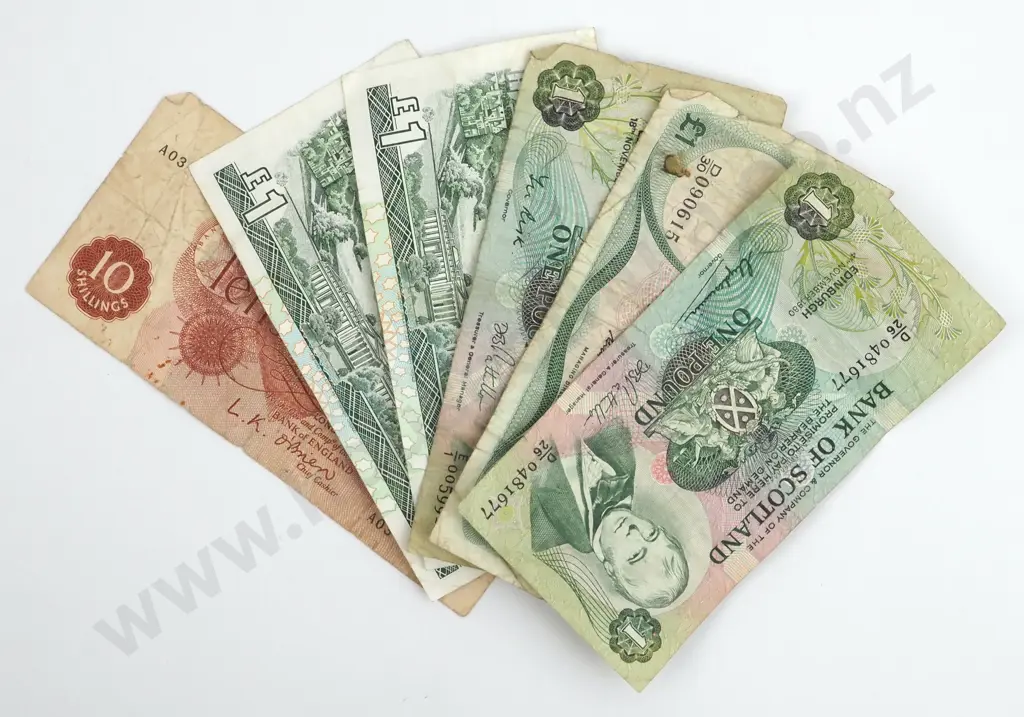 Five Bank of Scotland One Pound Banknotes & Ten Shilling Bank of England Banknote  Image 1++