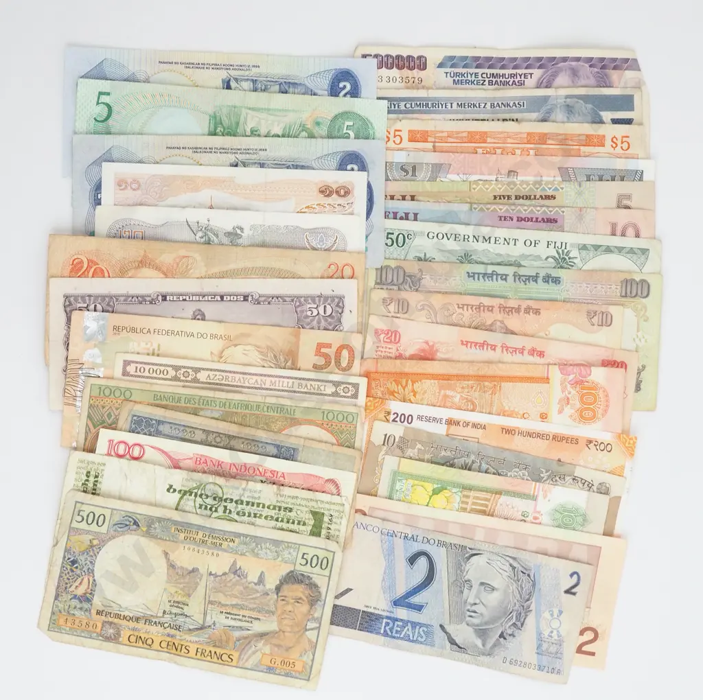 30 World Banknotes  Image 1++
