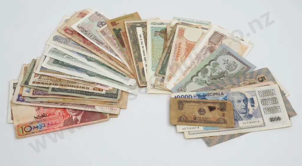 Approximately 30 World Banknotes   Image 1++
