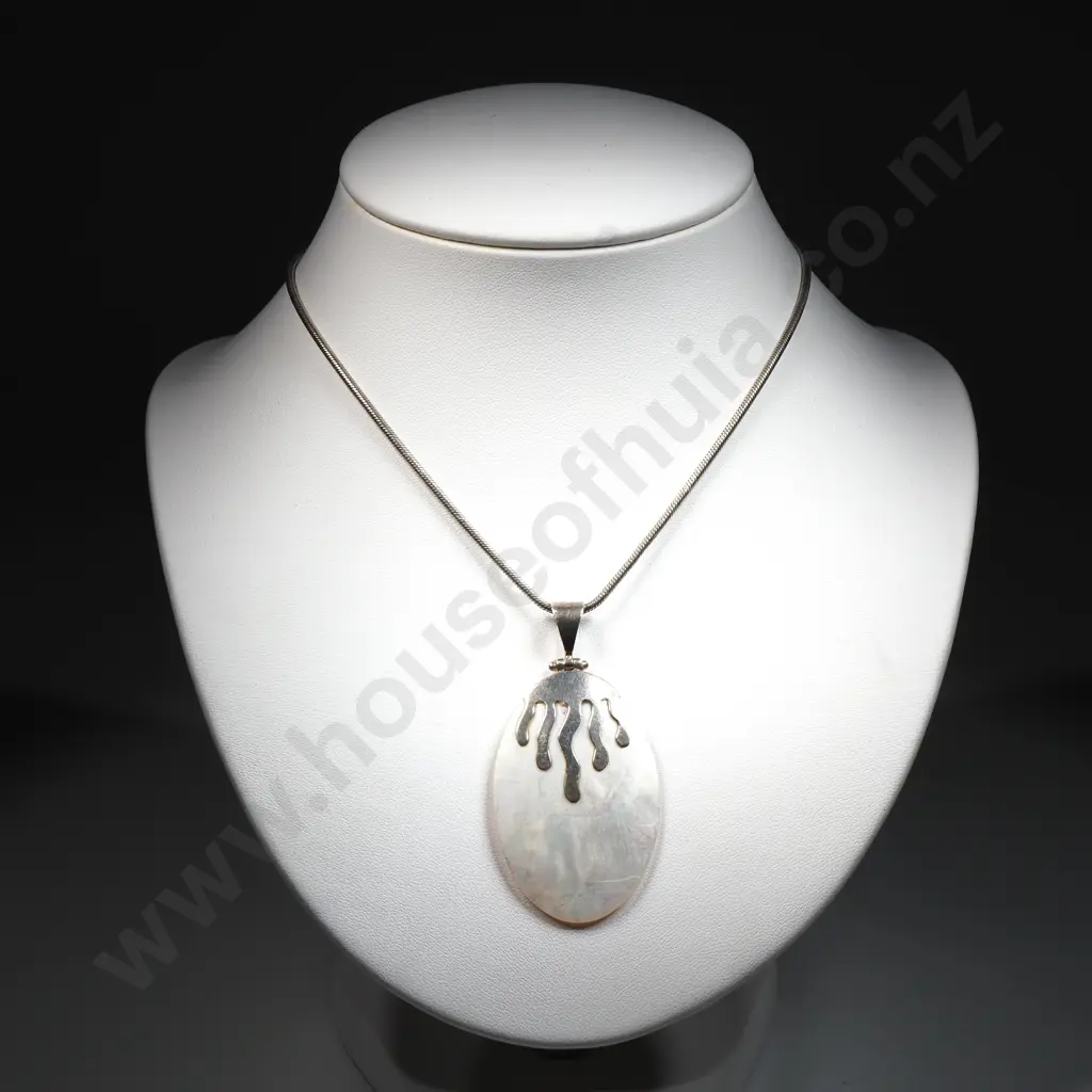 Sterling Silver Chain w Mother of Pearl Pendent w Sterling Silver Embellishment Image 1++