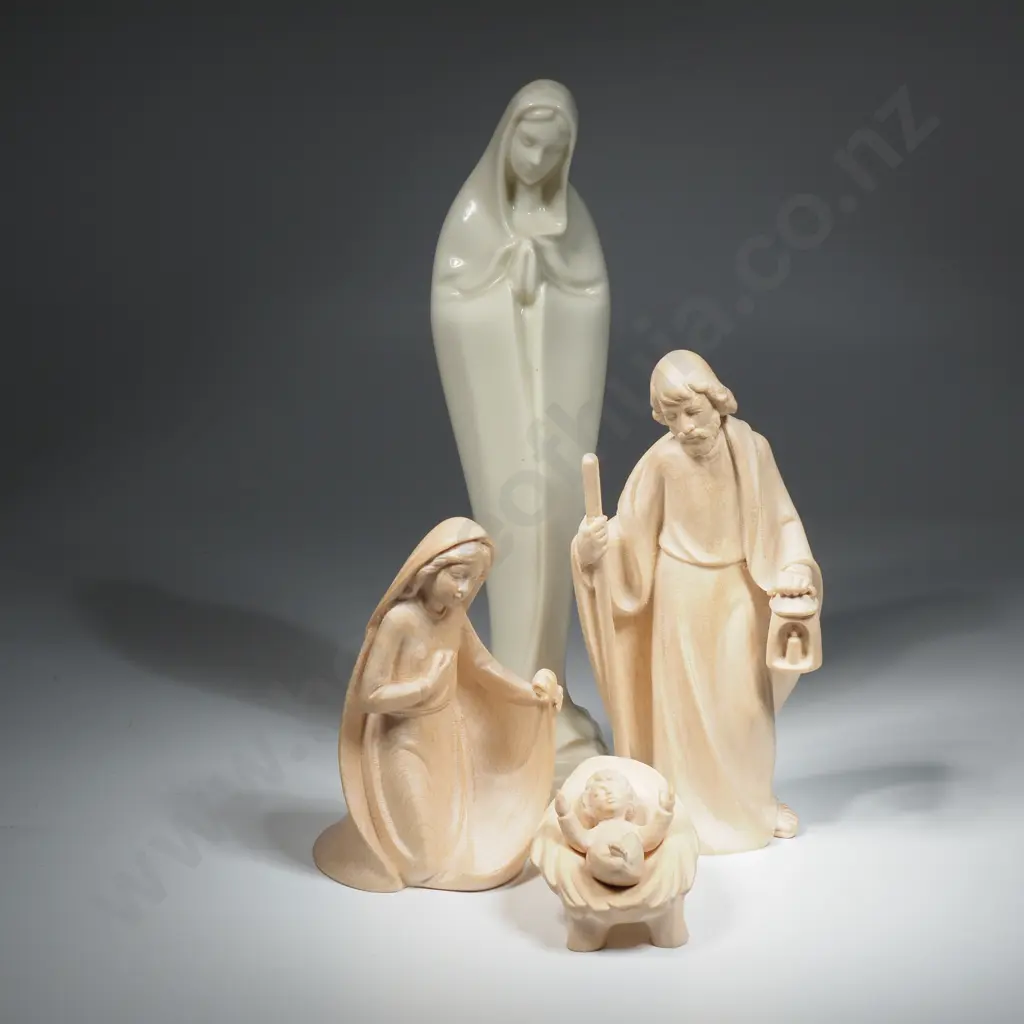 Cream China Figure Depicting A Stylised Madonna & A Wooden Nativity Scene 'Holzgeschnitzt' (Handcarved) Image 1++
