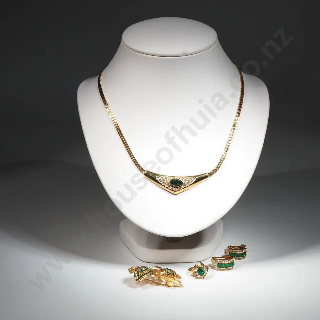 A Costume Jewellery Suite Comprising Necklace, Brooch, Earrings, Brooch & Ring. Gold Tone Set w Green & White Stones Image 1++