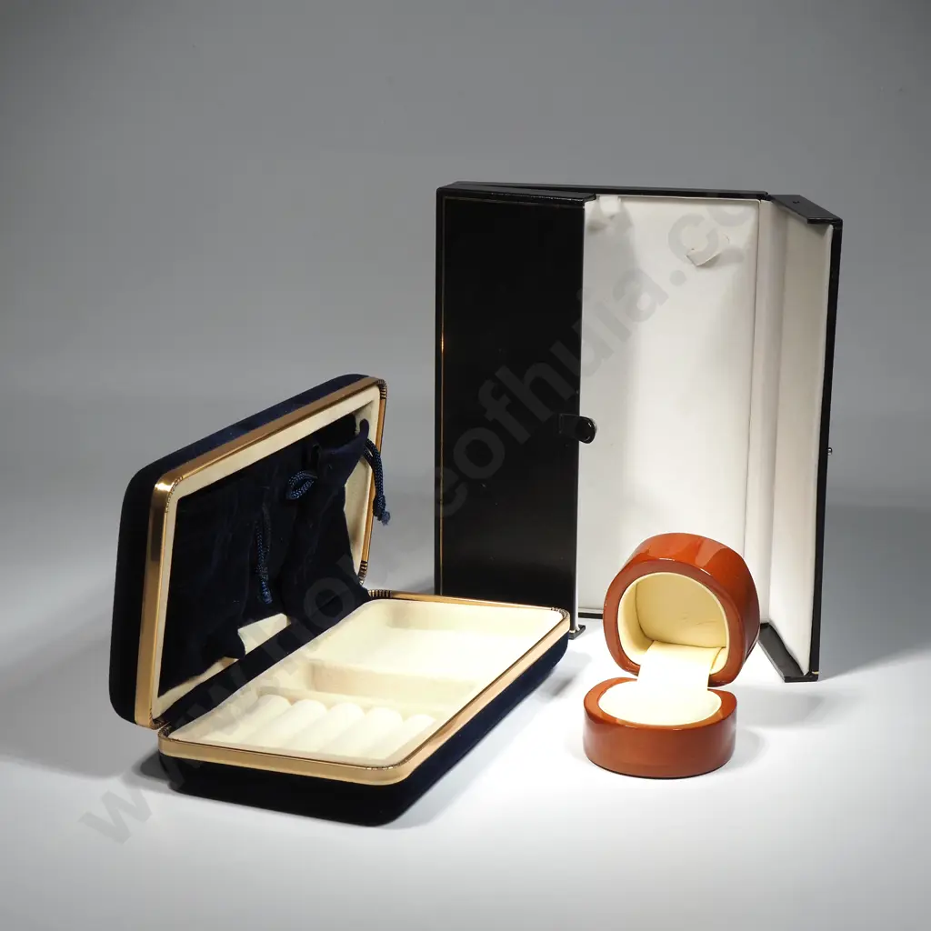 Velvet Jewellery Travelling Case, Wooden Ring Box & Leather  Pendant Case Image 1++