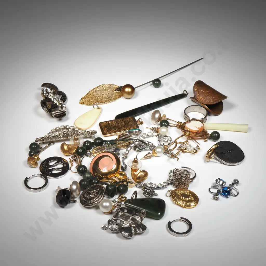 Quantity Of Vintage Costume Jewellery  Image 1++