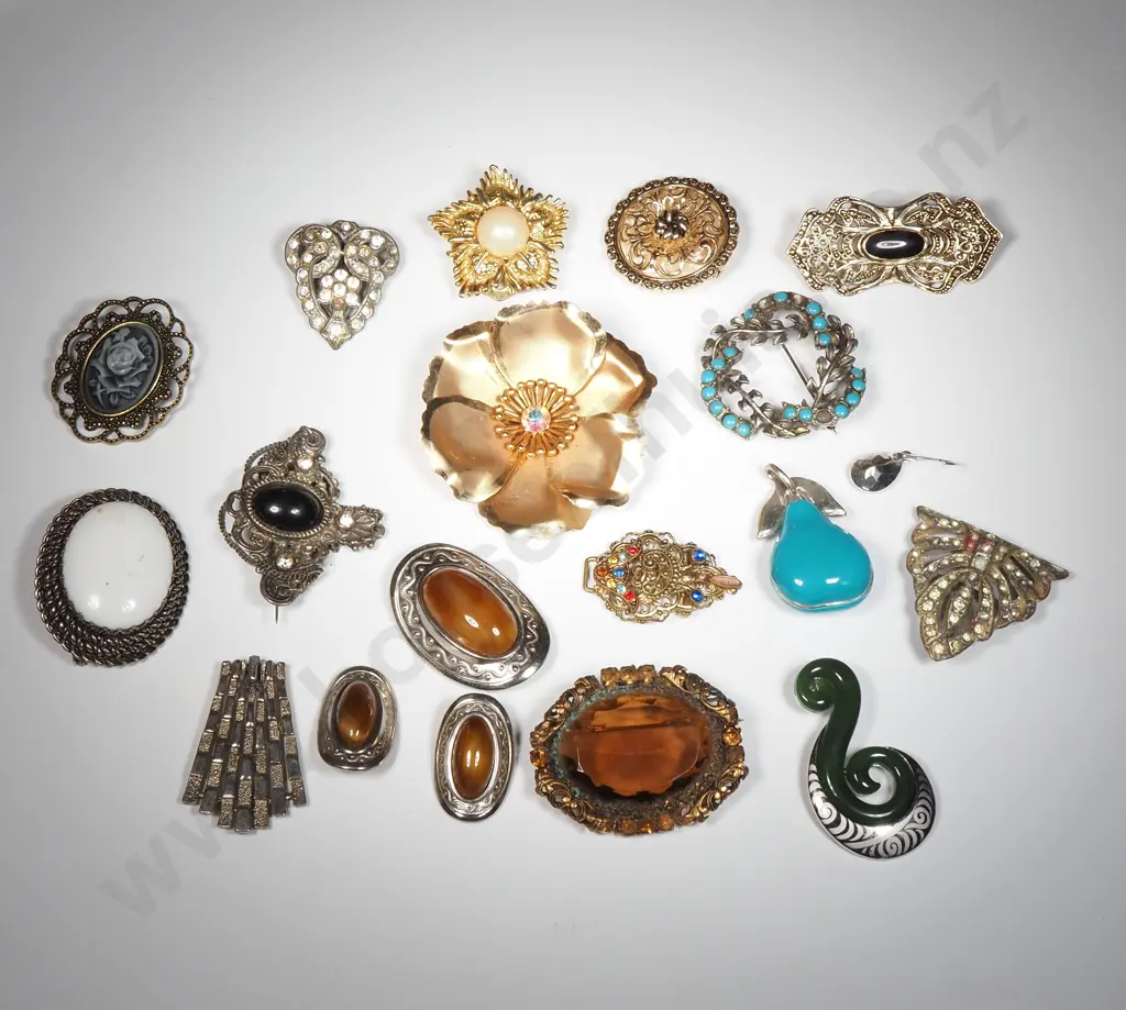 Quantity Of Vintage Costume Brooches Image 1++