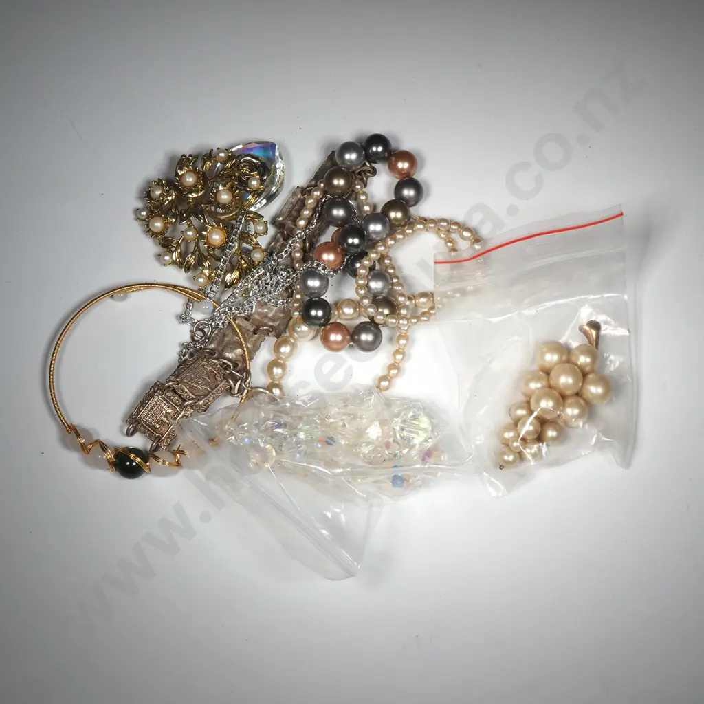 Quantity Of Vintage Costume Jewellery Including Faux Pearls, Crystal Necklace & A Sectional Souvenir Bracelet  Image 1++
