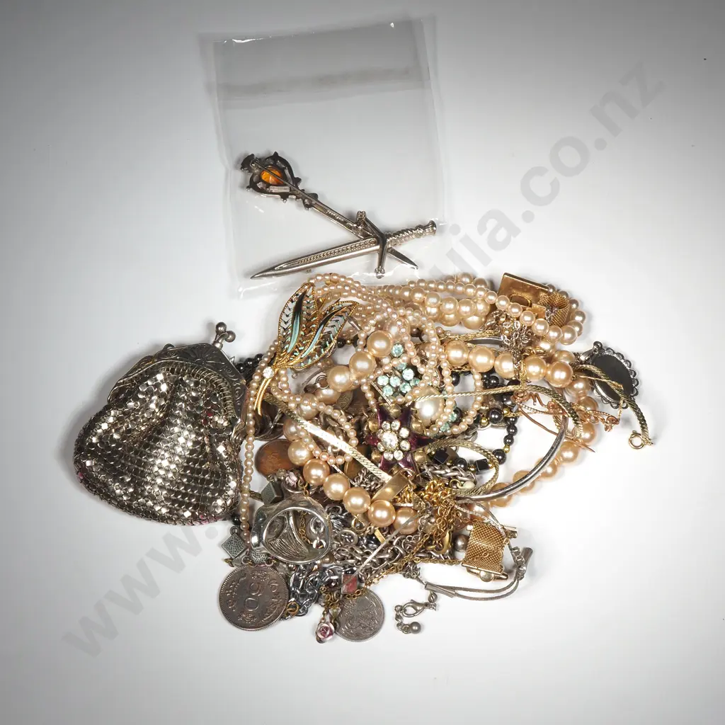 Quantity Of Costume Jewellery Including Pair Of Scottish Sword Brooches, Marcasite Brooch & Pearls  Image 1++