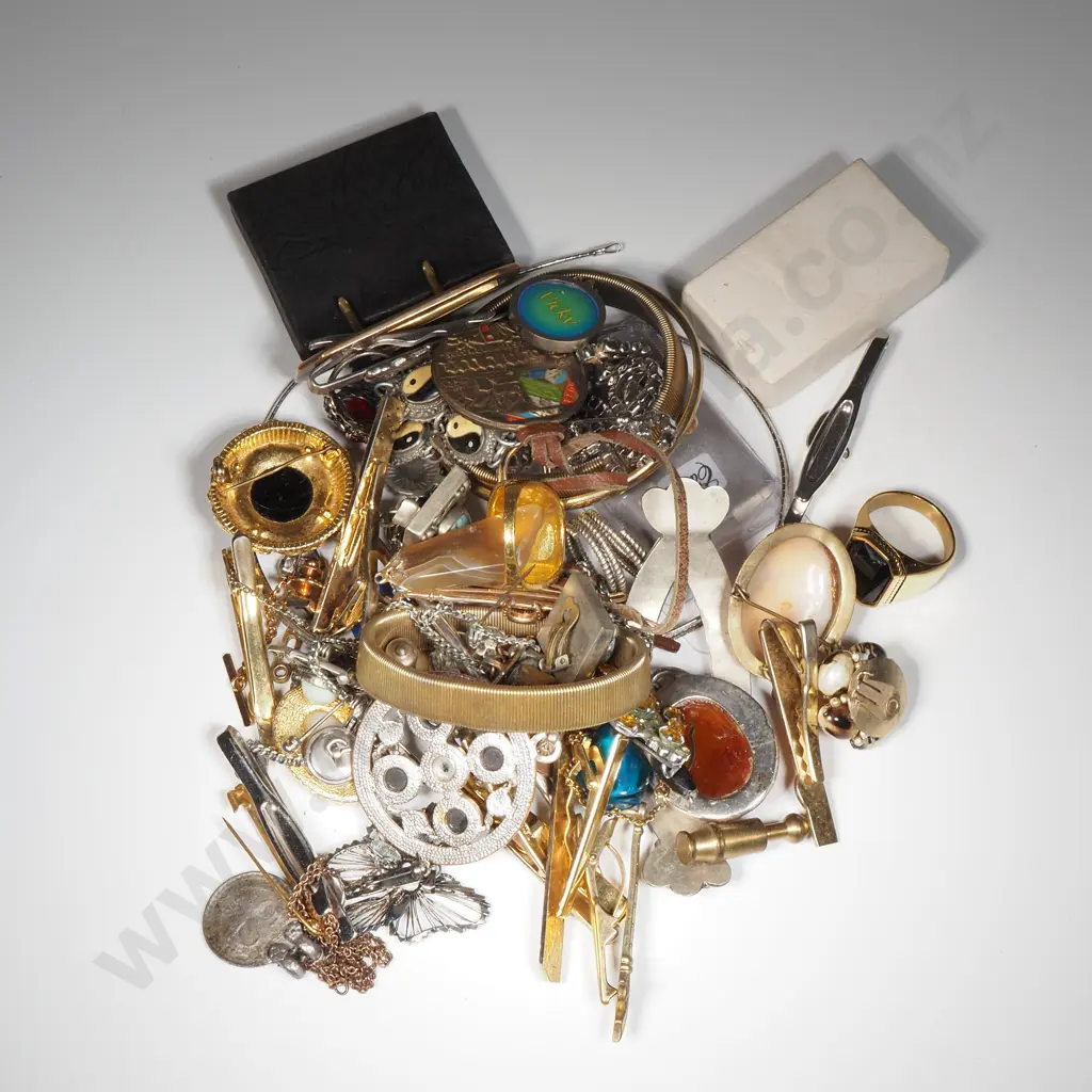 Quantity Of Costume Jewellery Including Tiepins, Brooches, Studs, Rhinestone Brooches  Image 1++