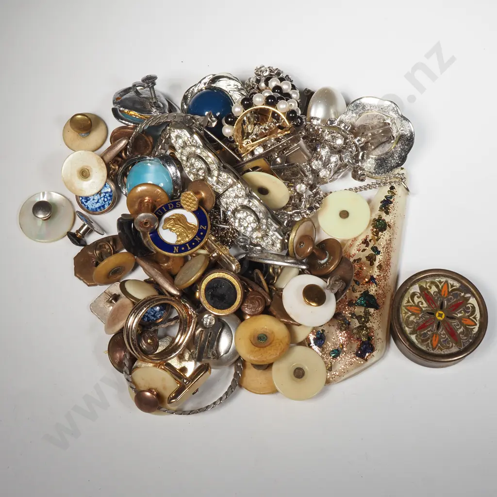 Quantity of Costume Jewellery to Include Vintage Rhinestone Clip Brooch, Earrings & Studs  Image 1++