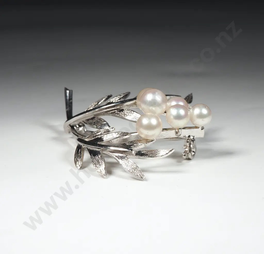 Sterling Silver & Pearl Brooch In the Form Of A Flower Image 1++