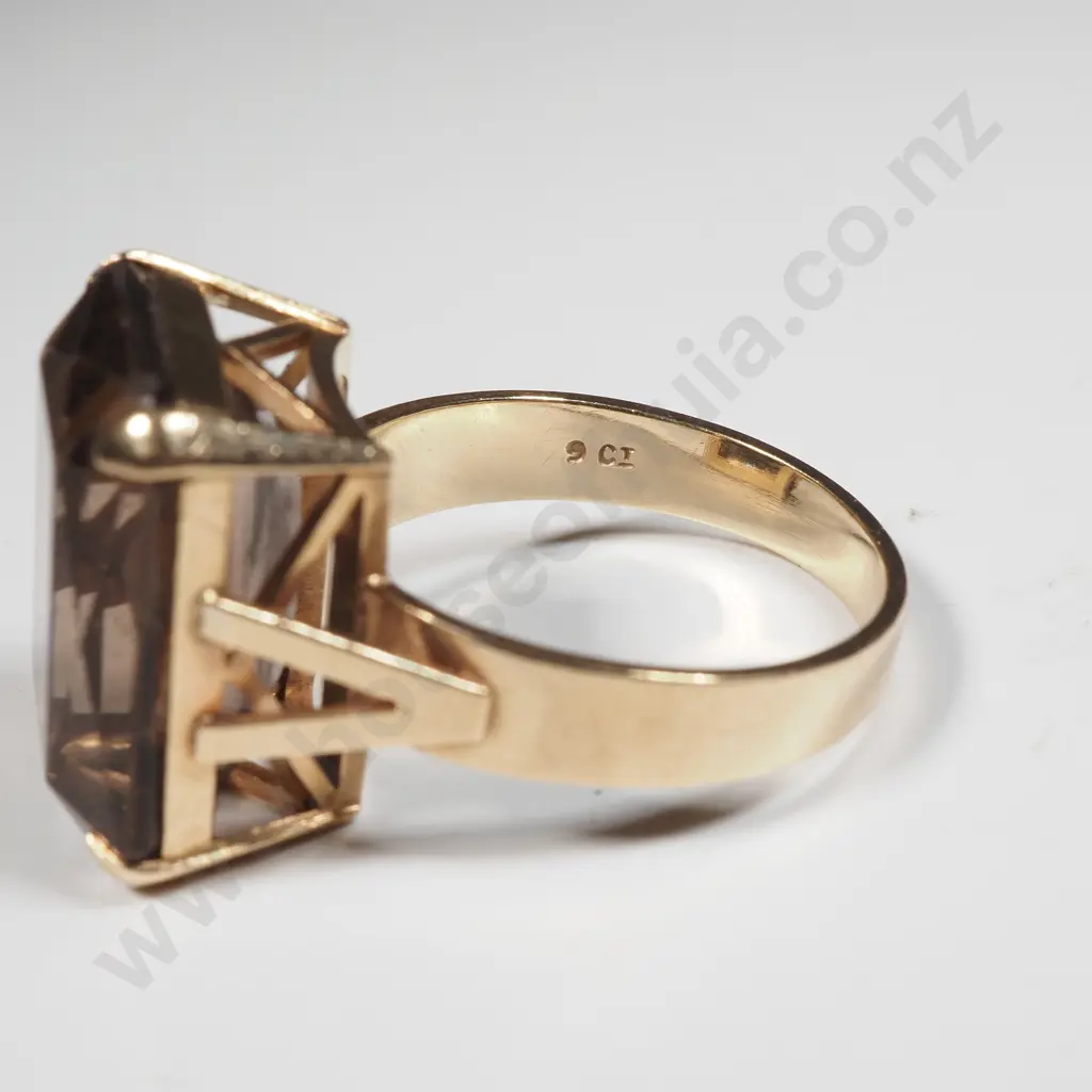 9ct Gold Large Topaz Ring Image 1++
