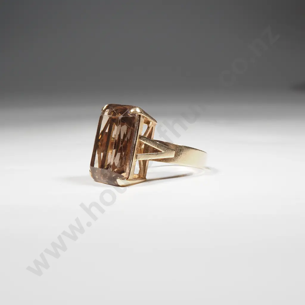 9ct Gold Large Topaz Ring Image 1++