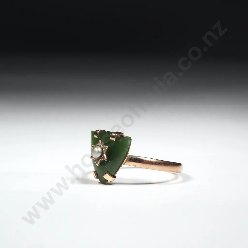9ct Shield Shaped Greenstone Ring w Central Seed Pearl In Original Art Deco Ivorex Box Image 1++