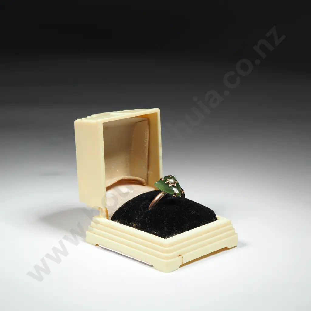 9ct Shield Shaped Greenstone Ring w Central Seed Pearl In Original Art Deco Ivorex Box Image 1++