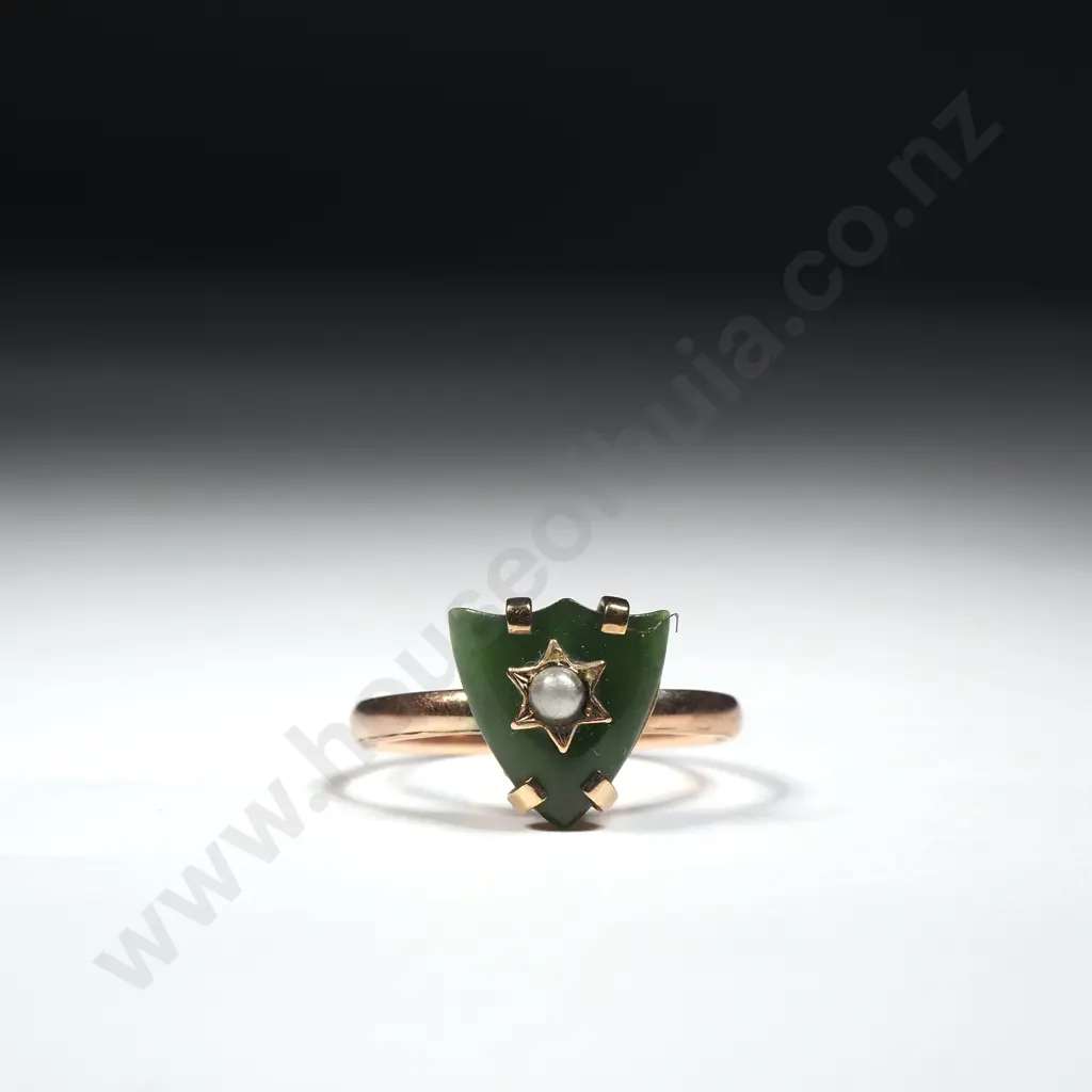 9ct Shield Shaped Greenstone Ring w Central Seed Pearl In Original Art Deco Ivorex Box Image 1++
