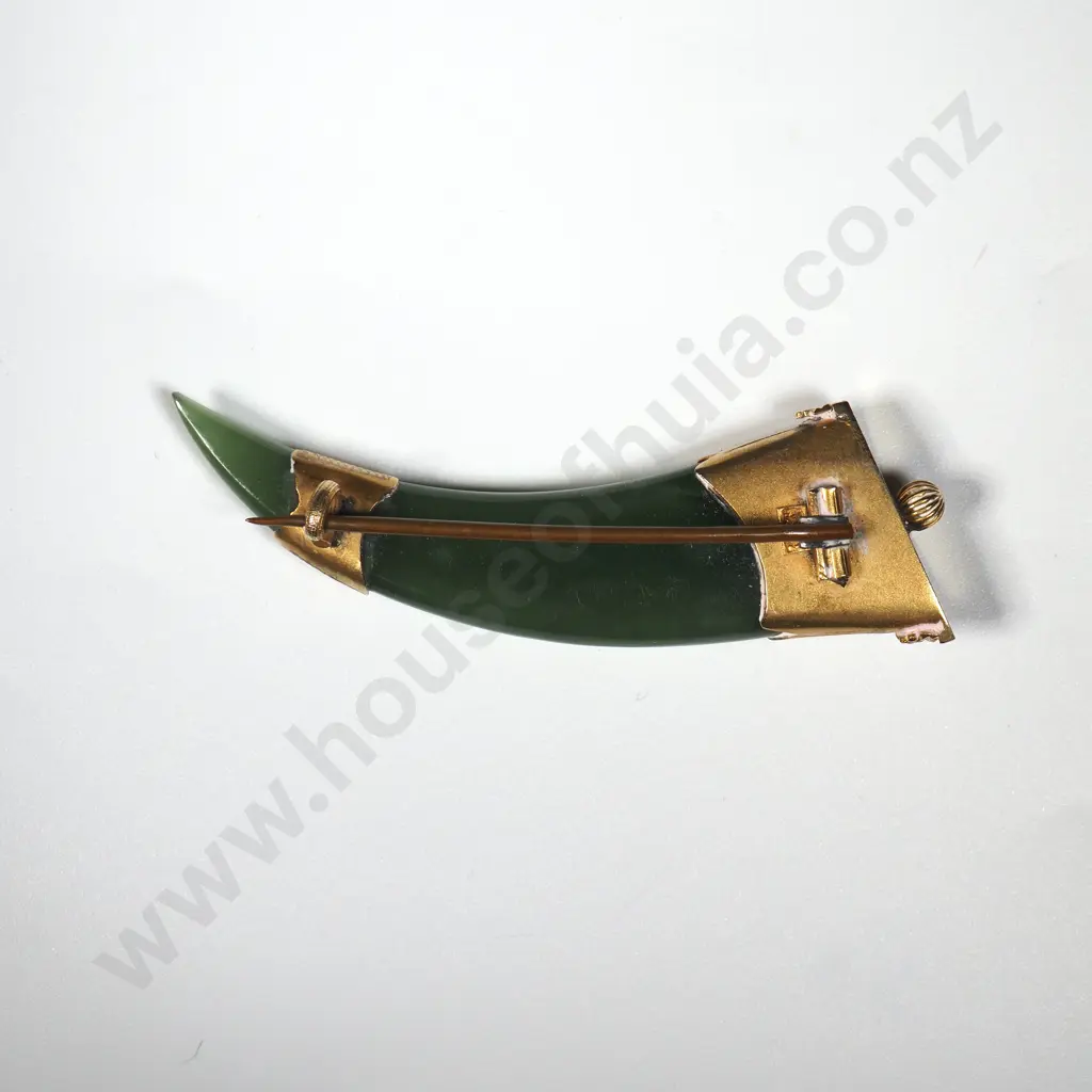 9ct Gold & Greenstone Cornucopia Shaped Brooch w Engraved Mounts Image 1++