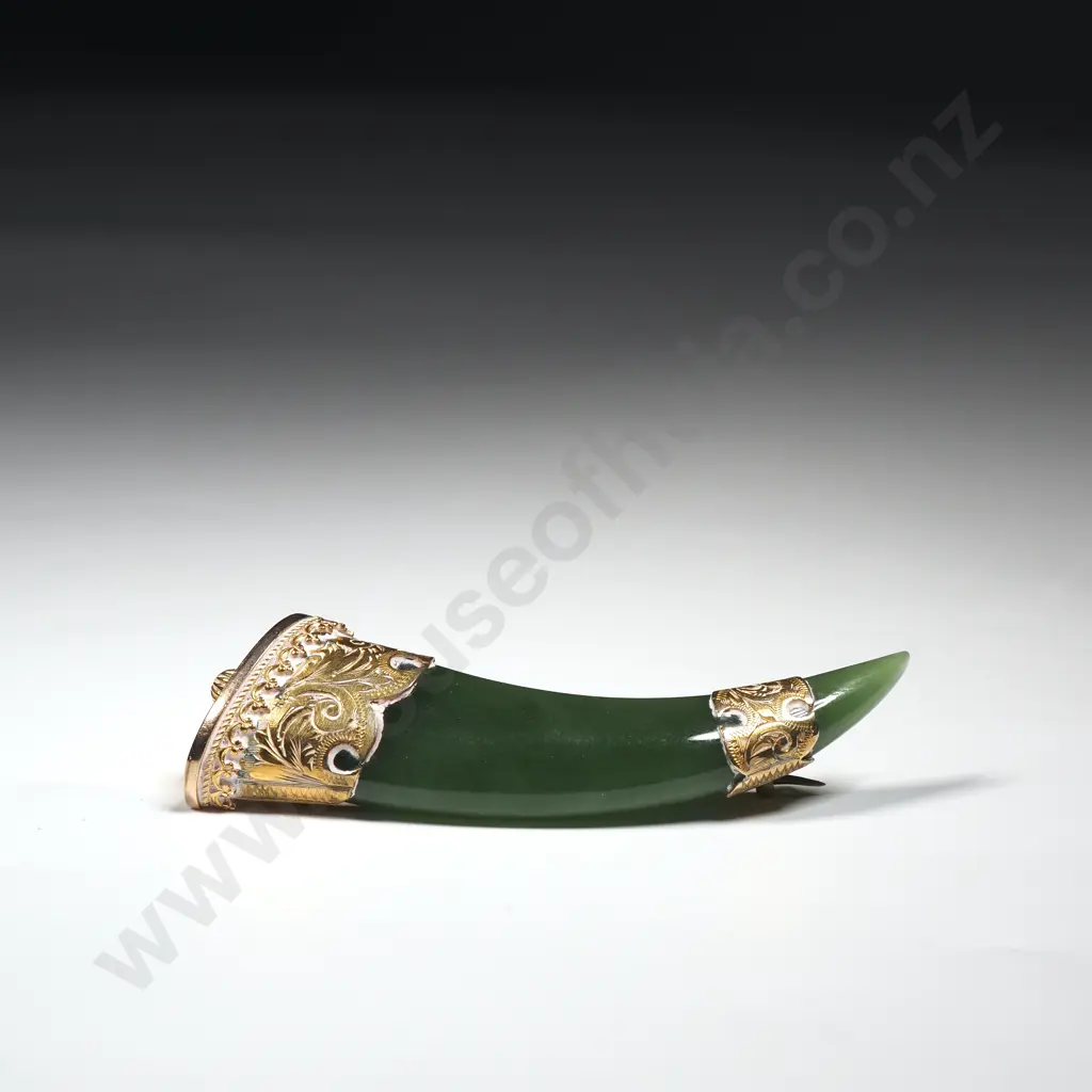 9ct Gold & Greenstone Cornucopia Shaped Brooch w Engraved Mounts Image 1++