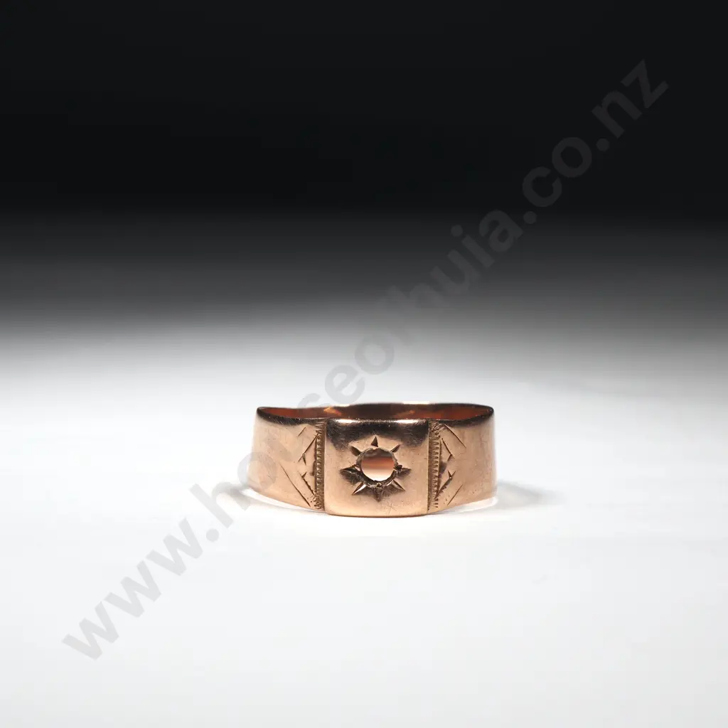Antique 9ct Gold Ring with Assay Marks. Stone Missing Image 1++