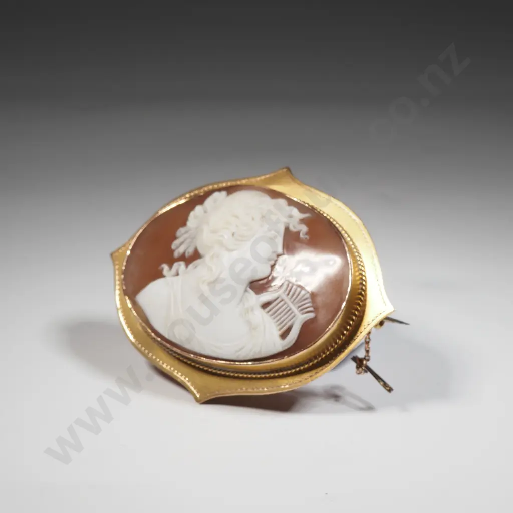 Substantial 15ct Gold Cameo Brooch Image 1++