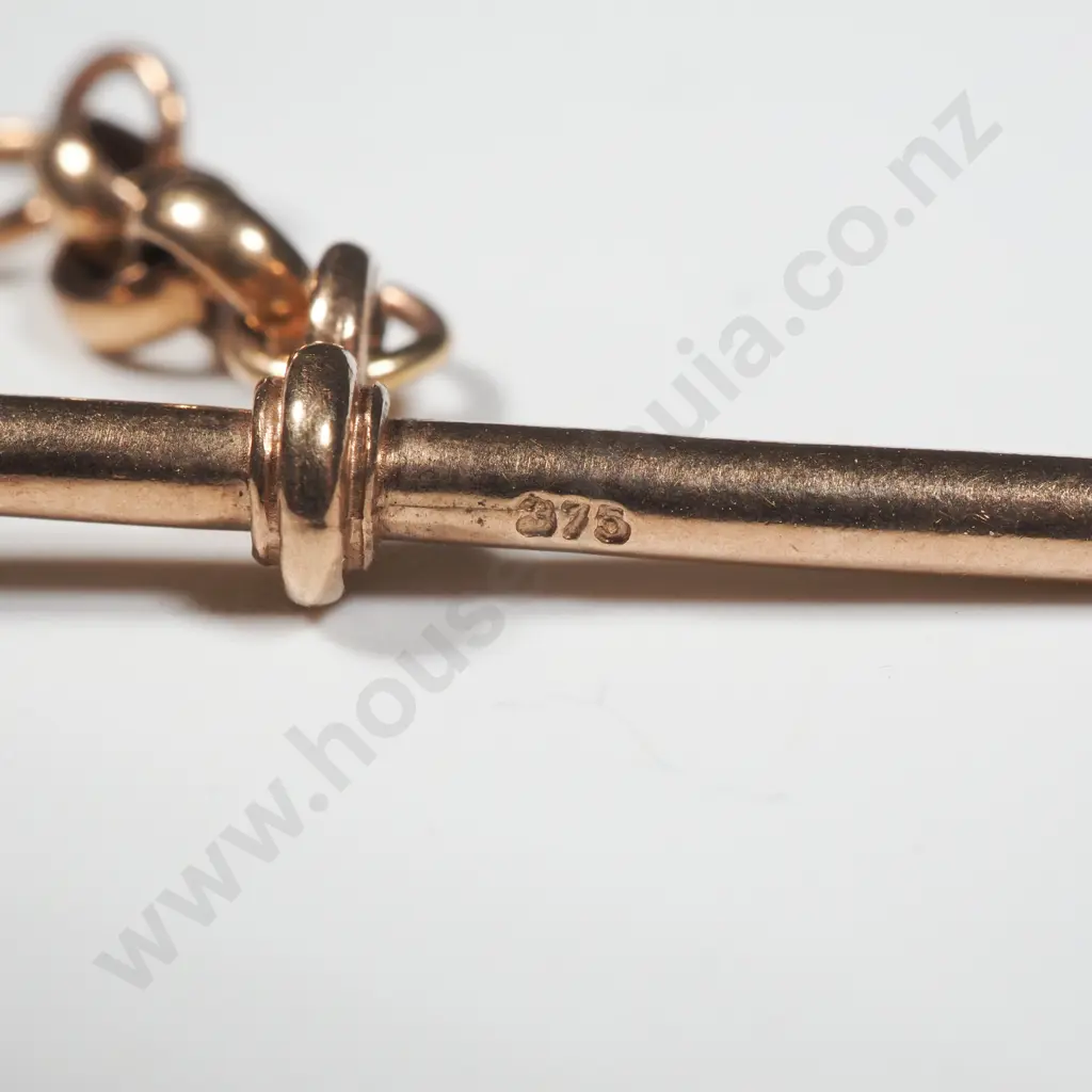 9ct Gold T Bar Pendant Image 1++