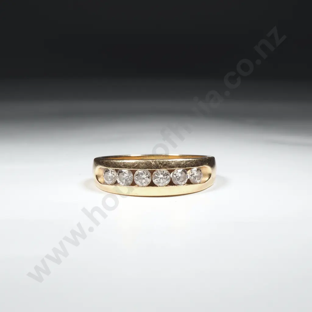Substantial 14ct Gold & Diamond ring Image 1++