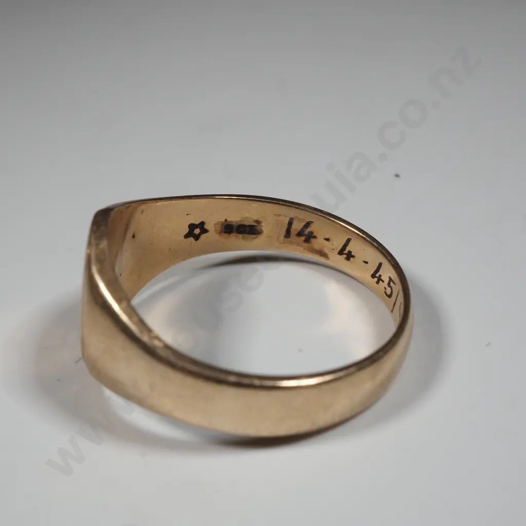 9ct Gold Signet Ring Image 1++