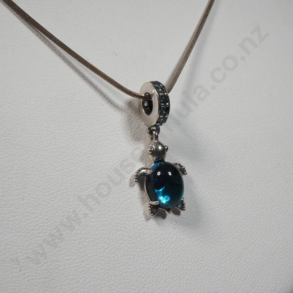 Sterling Silver Pendant & Neckalce Image 1++