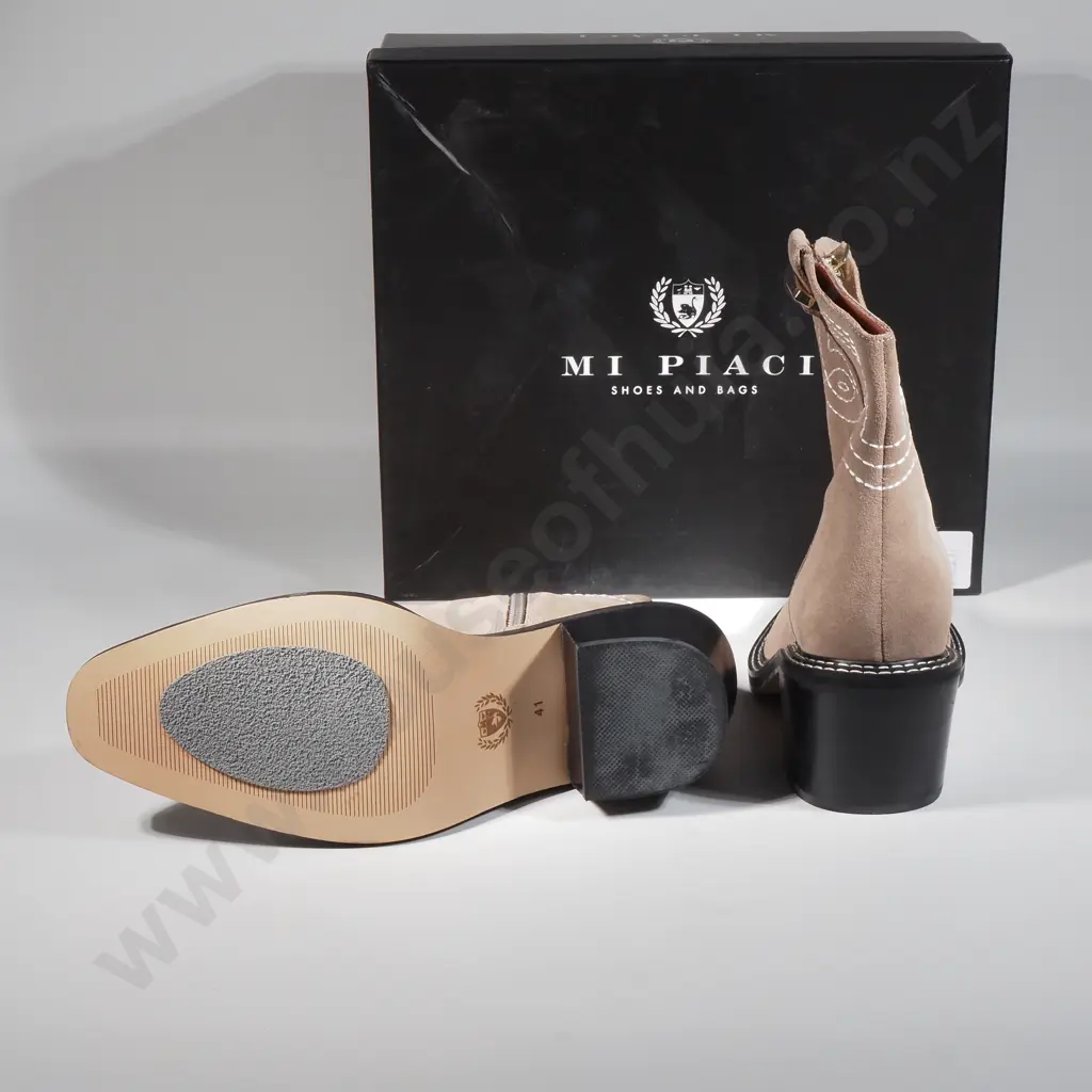 MI PIACI Pumice Suede Ankle Boot (41) Image 1++