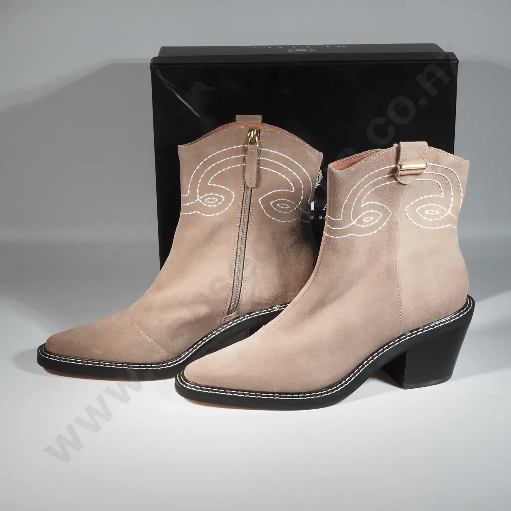 MI PIACI Pumice Suede Ankle Boot (41) Image 1++