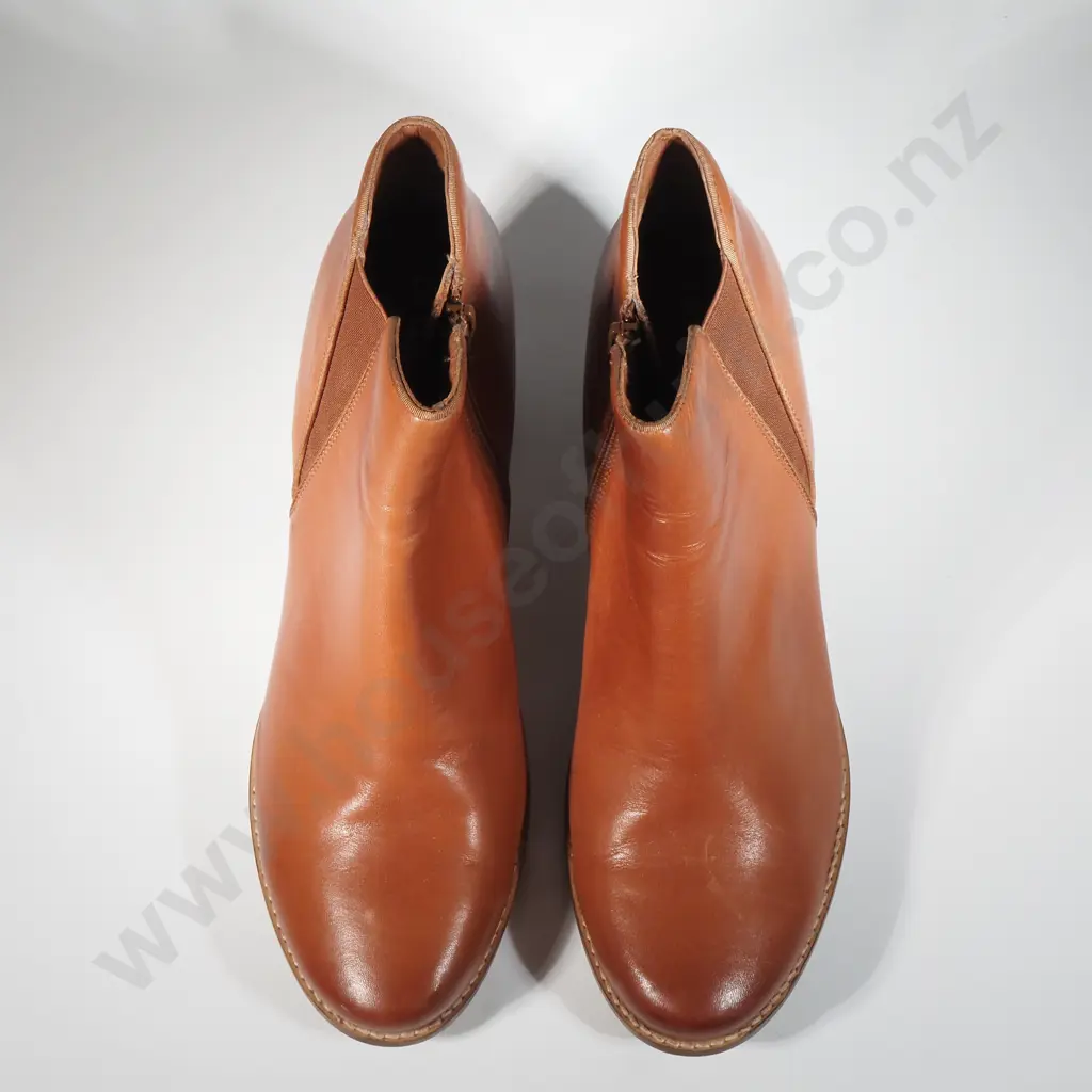 LE SANSA Pam Tan Boot (42) Image 1++