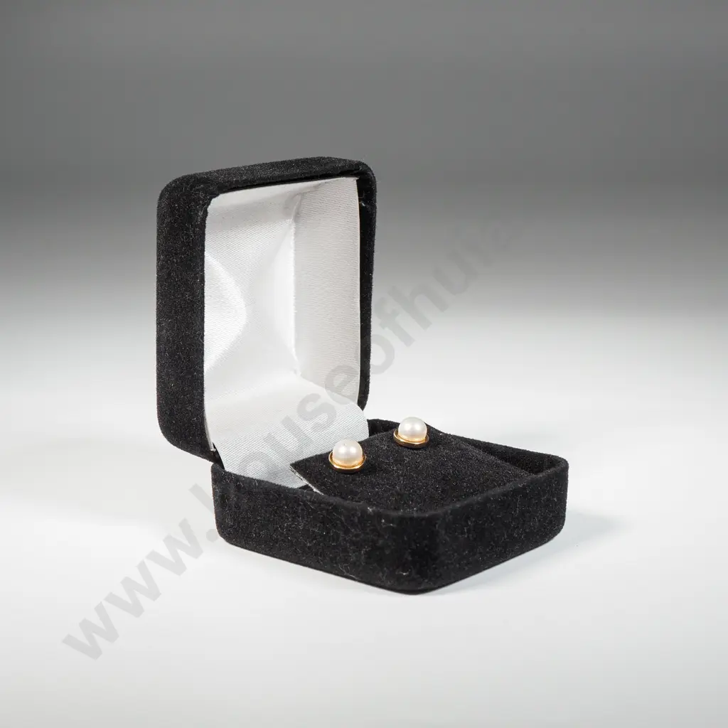 Pair of 9ct Gold & Pearl Earrings Image 1++