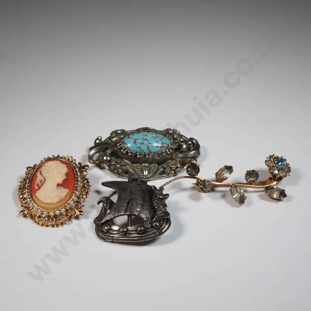 Four Costume Brooches Image 1++