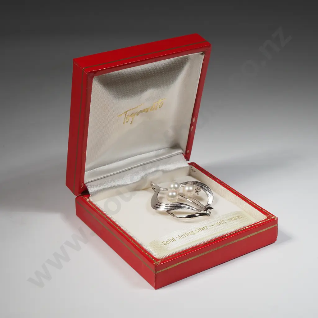 Boxed Toyomoto Sterling Silver & Cultured Pearl Brooch. Image 1++