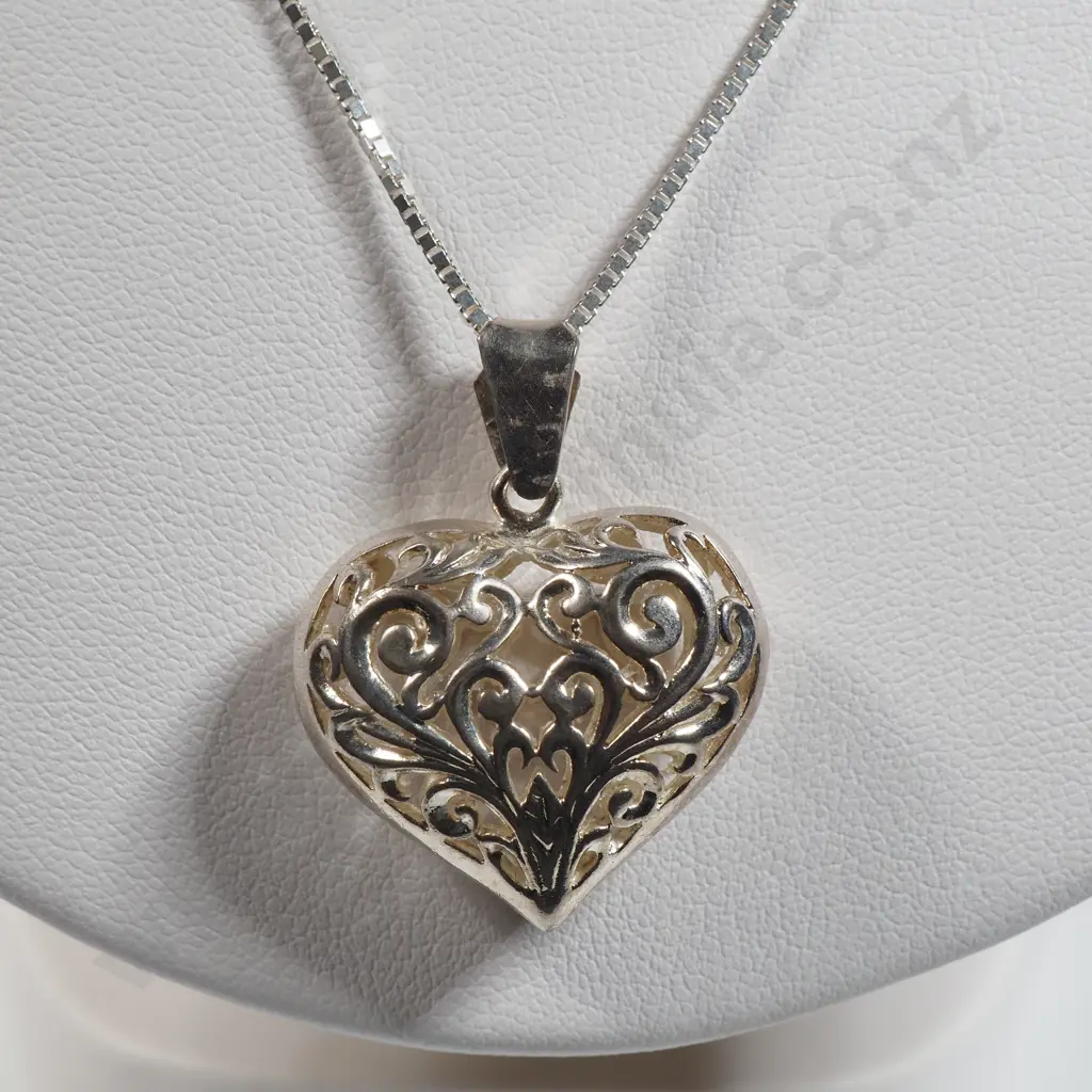 Sterling Silver Open Work Heart Shaped Pendant w Box Link Chain Image 1++